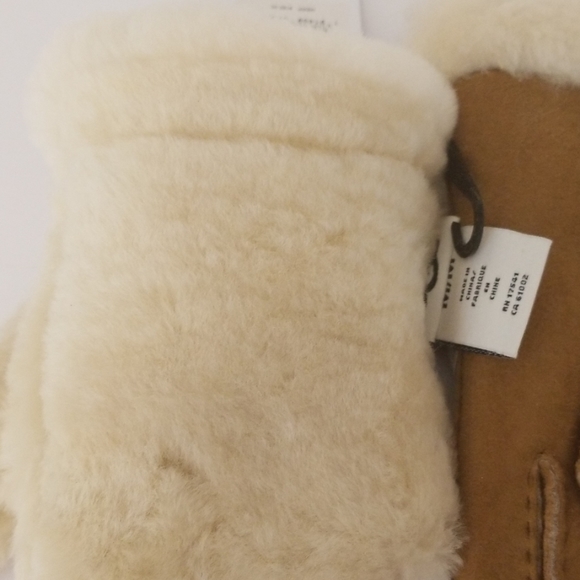 UGG Women's Sheepskin Logo Glove Chestnut - Picture 5 of 6